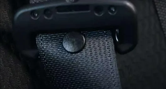 Foto de cinturón de carro, en nota de qué función tiene el botón del cinturón de seguridad del carro 