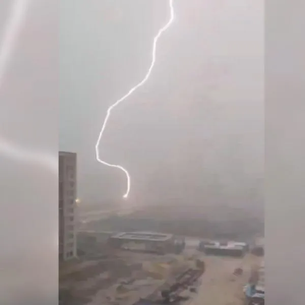 Rayo impactó cerca de conjunto residencial en Barranquilla y quedó en video