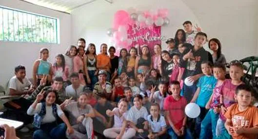 Estudiantes le hicieron la “fiesta de 15” a su profesora en vereda de Antioquia