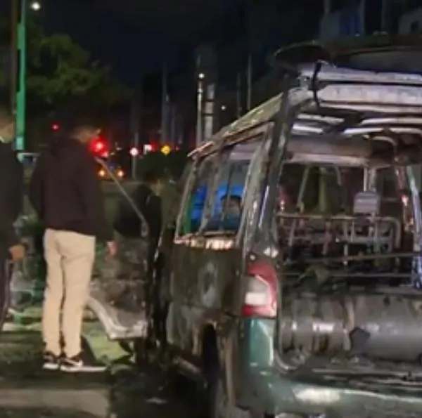 Otro carro de mariachis se incendió en Bogotá, luego de dar serenata. A los músicos se les quemaron las guitarras e instrumentos. 