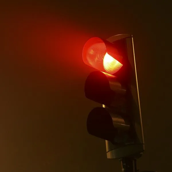 Aclaración sobre si se puede saltar semáforo en rojo en las noches en Colombia
