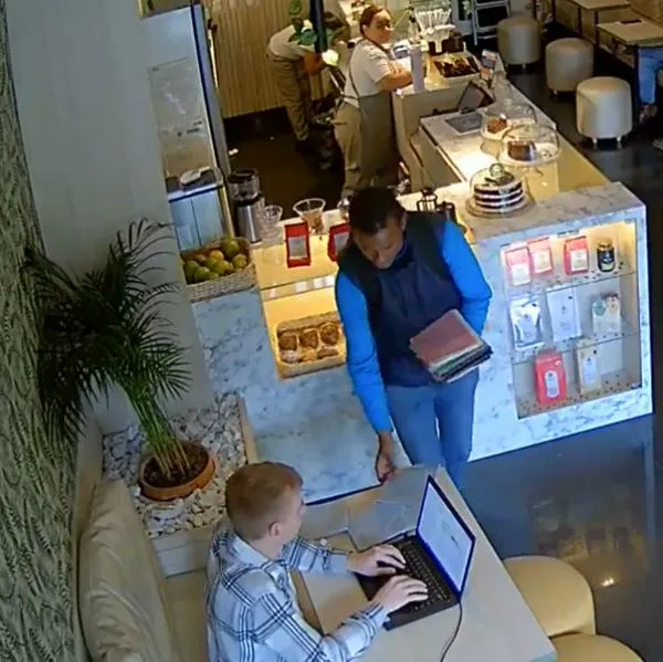 Venderor ambulante le robó celular a extranjero en café sin que se diera cuenta