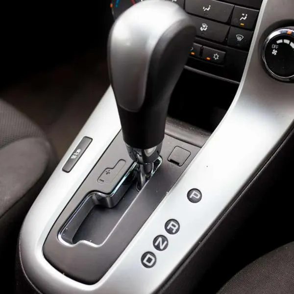 Foto de barra de cambios, en nota de qué significa la letra D en el carro automático 