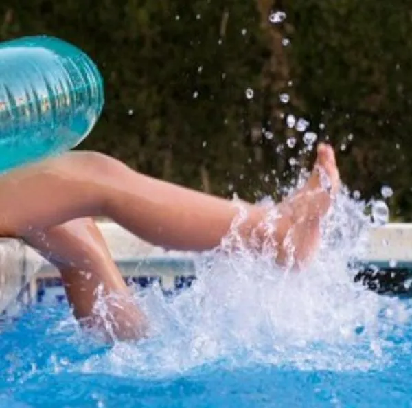 Niña en piscina. En relación con 2 menores que murieron ahogadas.