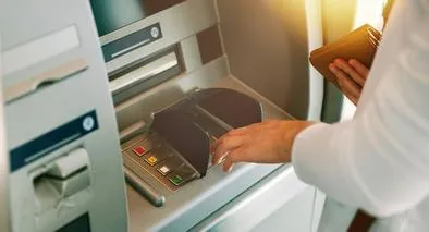 Cómo reclamar por recibir un billete roto en un cajero.