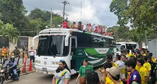 Hinchas de Bucaramanga recibieron con aplausos a los de Santa Fe antes de la final de la Liga BetPlay: videos