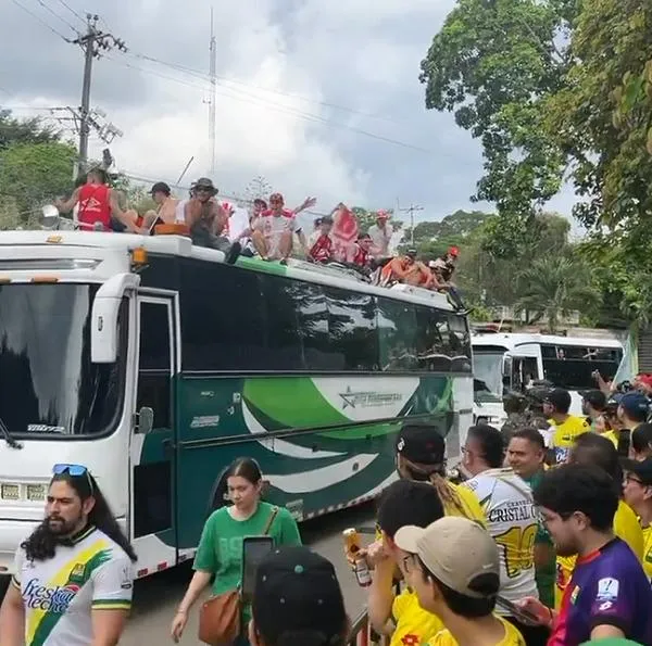 Hinchas de Bucaramanga recibieron con aplausos a los de Santa Fe antes de la final de la Liga BetPlay: videos