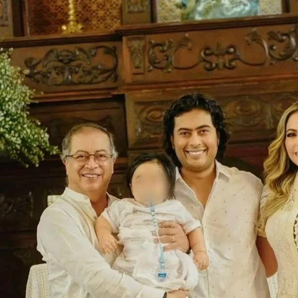 Presidente fue al bautizo del hijo de Nicolás Petro en Barranquilla y hasta se tomó foto con Laura Ojeda. 