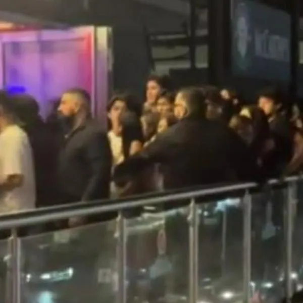 Tragedia en reconocido bar de México: 2 muertos y 15 heridos, dejó desplome de tarima que sufrió percance por sobrecupo. 