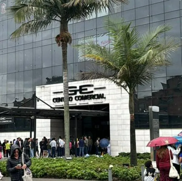 Videos muestran pánico que se vivió en centro comercial Gran Estación, en Bogotá, por la alerta de un paquete sospechoso. 