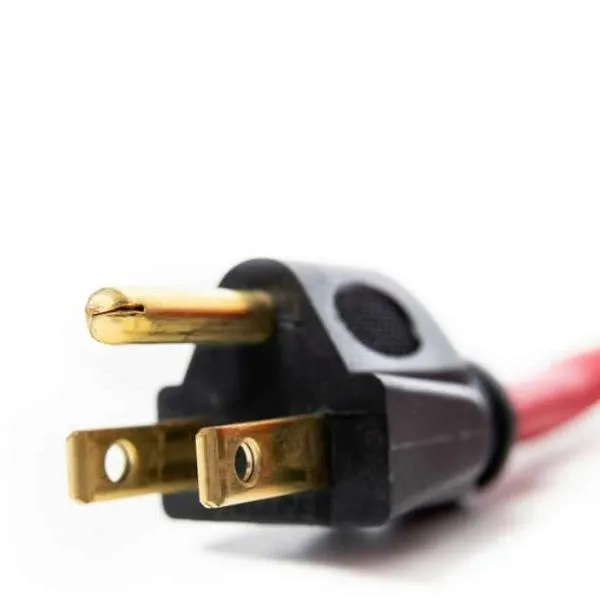 Foto de conexión eléctrica, en nota de qué pasa si se le quita el tercer palito al enchufe y peligros detrás de ese error