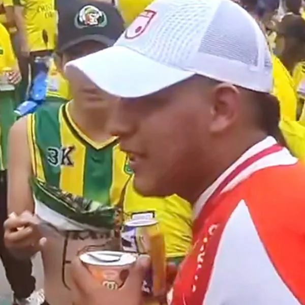 Aficionado de Santa Fe que atravesó hinchada del Bucaramanga y hasta lo felicitaron