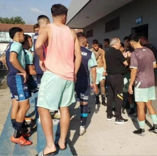 Tiraron bomba a un camerino y dejaron al entrenador sordo.