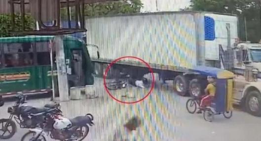 "Volvió a nacer": por unos segundos motociclista se salvó de ser aplastado por un camión  
