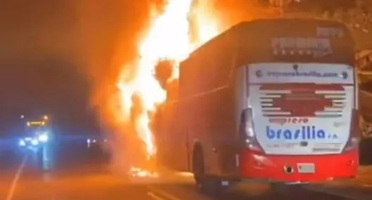 Se incendió bus Brasilia en Colombia: cubría ruta Medellín Valledupar por puente