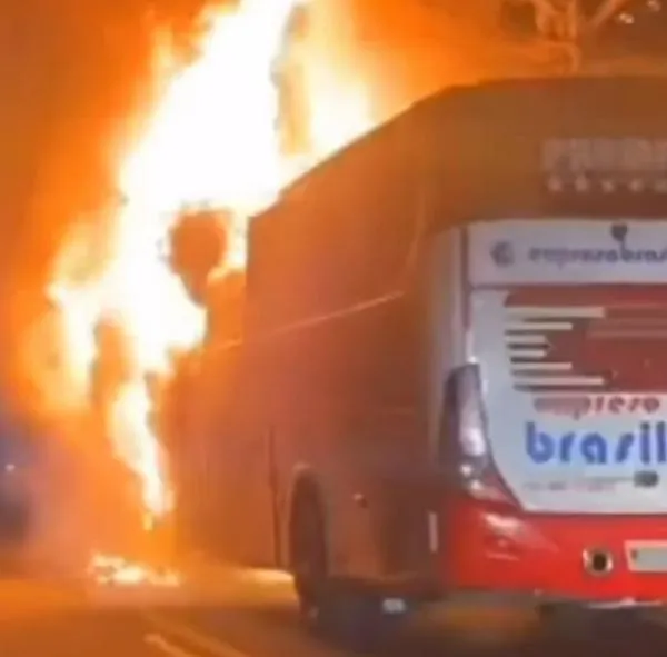Se incendió bus Brasilia en Colombia: cubría ruta Medellín Valledupar por puente