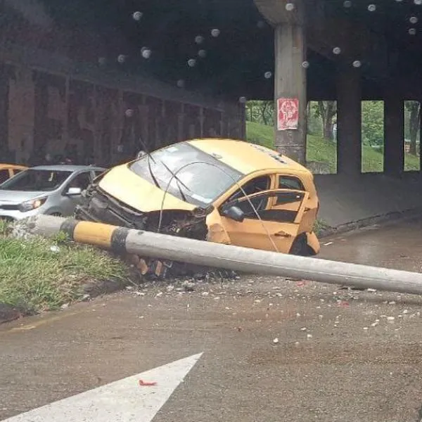Impresionante accidente de tránsito dejó un carro volcado y otro destrozado