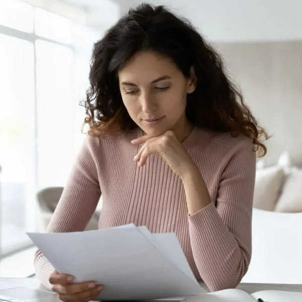 Foto de mujer mirando computador, en nota de qué es primero entre la jubilación y la pensión para tomar decisiones en Colombia