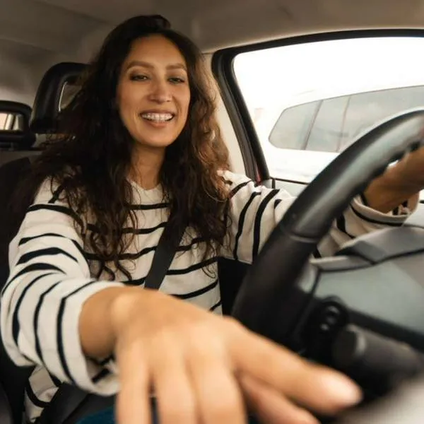 Foto de conductora, en nota de qué significa el botón de un carro con una flecha 