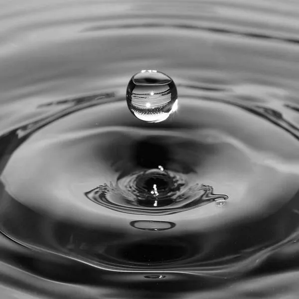 Foto de gota, en nota sobre por qué el agua es transparente 