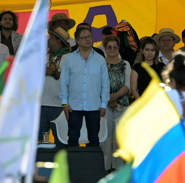 El presidente Petro habla a indígenas antes de que muriera niña en Bogotá.
