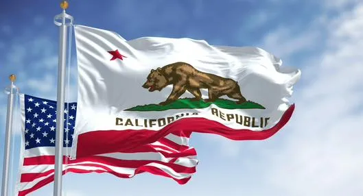 Bandera de California y Estados Unidos a propósito de ciudades en donde aumentarán salario por hora