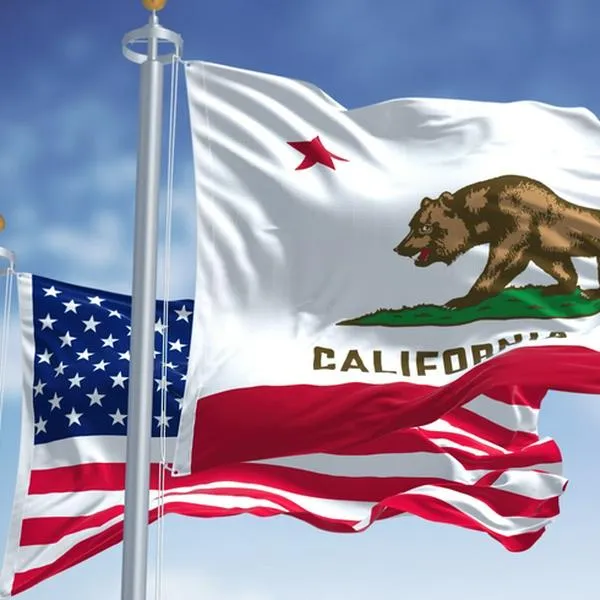 Bandera de California y Estados Unidos a propósito de ciudades en donde aumentarán salario por hora