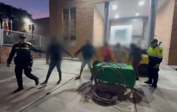 Sorprenden y capturan a cinco individuos robando cableado de fibra óptica en Engativá