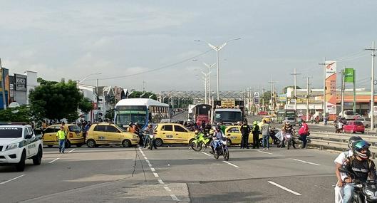 Taxistas bloquean vías en Barranquilla y paralizan el tráfico; viajeros llegan a pie al aeropuerto
