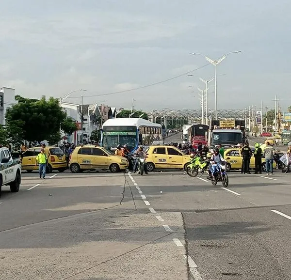 Taxistas bloquean vías en Barranquilla y paralizan el tráfico; viajeros llegan a pie al aeropuerto