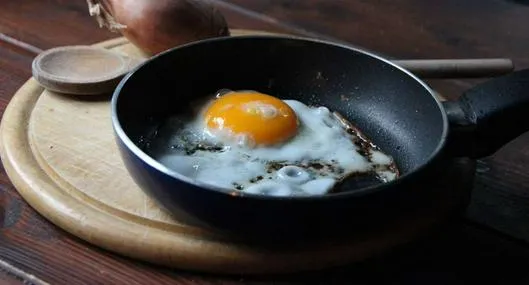 Foto de huevo, en nota de cómo partir uno sin que se rompa la yema con trucos simples como expertos