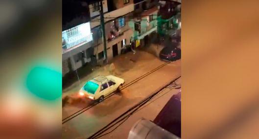 EN VIDEO: Tremendo arroyo arrastró carros y motos en Manrique 