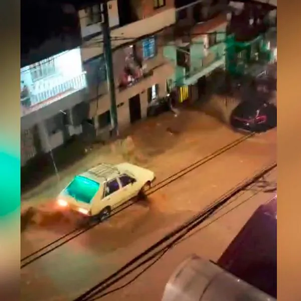 EN VIDEO: Tremendo arroyo arrastró carros y motos en Manrique 