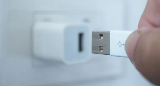 ¿Qué pasa si se conecta una memoria USB a un cargador?