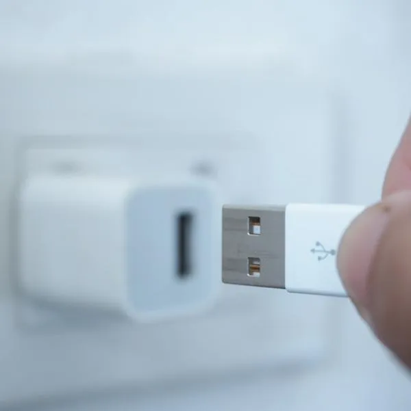 ¿Qué pasa si se conecta una memoria USB a un cargador?