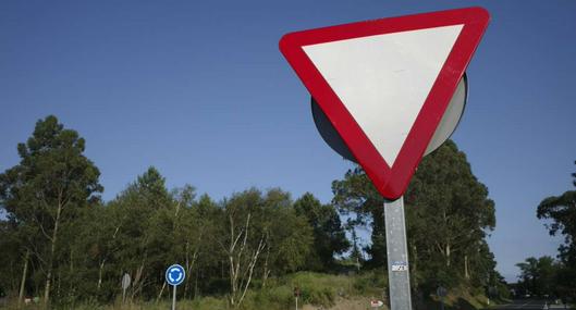 Foto de señal de tránsito, en nota de qué significa la señal de triángulo rojo en las carreteras
