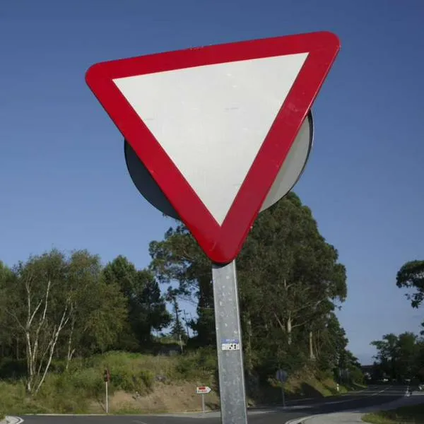 Foto de señal de tránsito, en nota de qué significa la señal de triángulo rojo en las carreteras