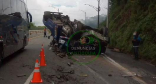 Grave accidente de tránsito en Medellín: camión se volcó y quedó destruido