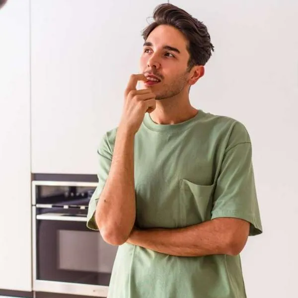 Foto de hombre con refrigerador, en nota sobre cómo reducir el consumo de la nevera.