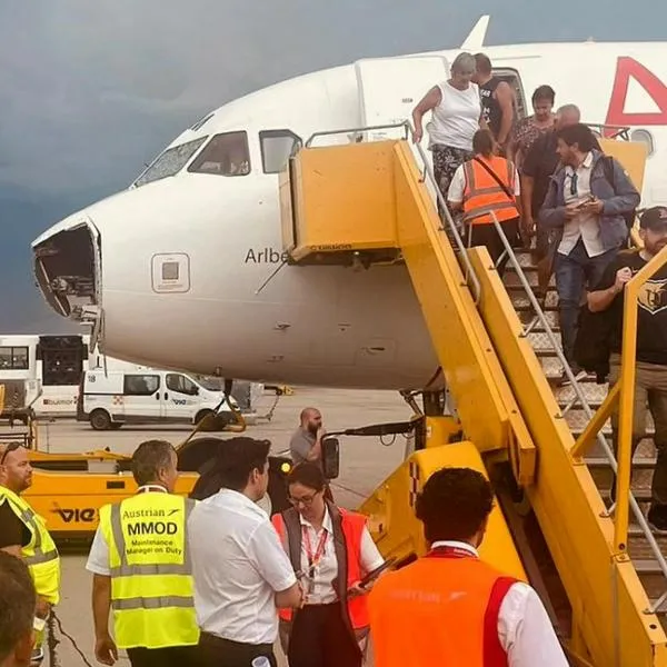 Avión en España terminó sin nariz por granizada y tormenta: fotos y cómo quedó.