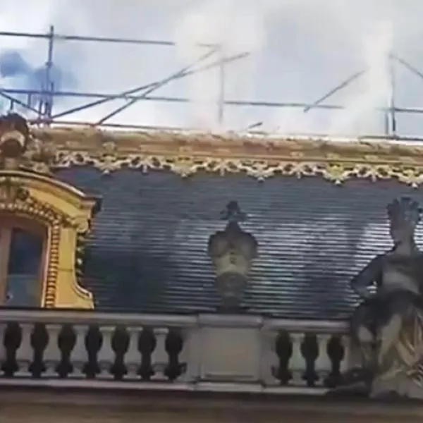 Incendio en Palacio de Versalles, Francia, hoy martes 11 de junio de 2024.