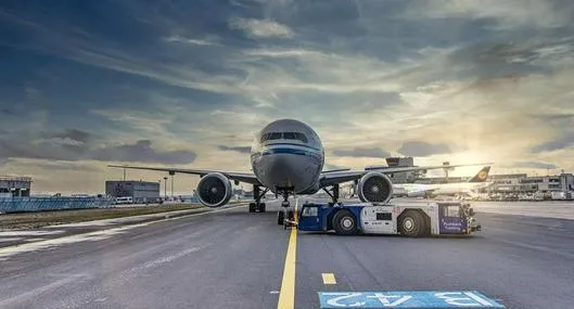 Foto de avión, en nota de cuál es la pista de aterrizaje más larga de Colombia y segunda en América Latina