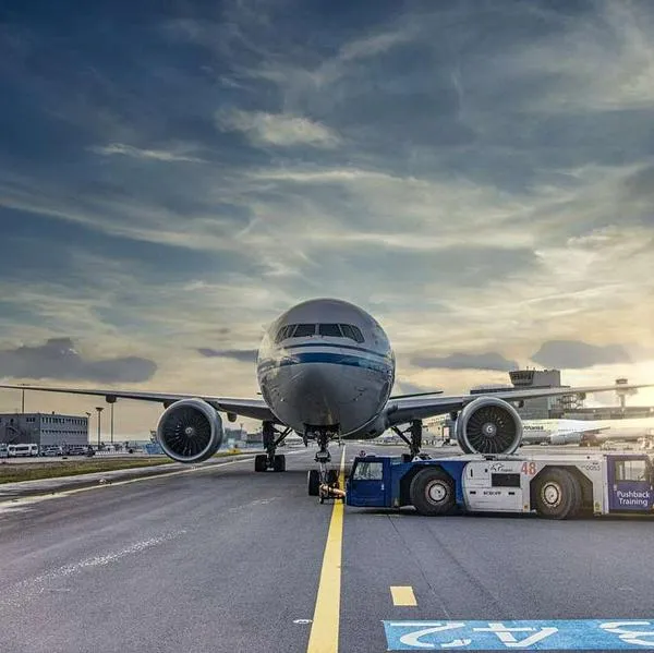 Foto de avión, en nota de cuál es la pista de aterrizaje más larga de Colombia y segunda en América Latina