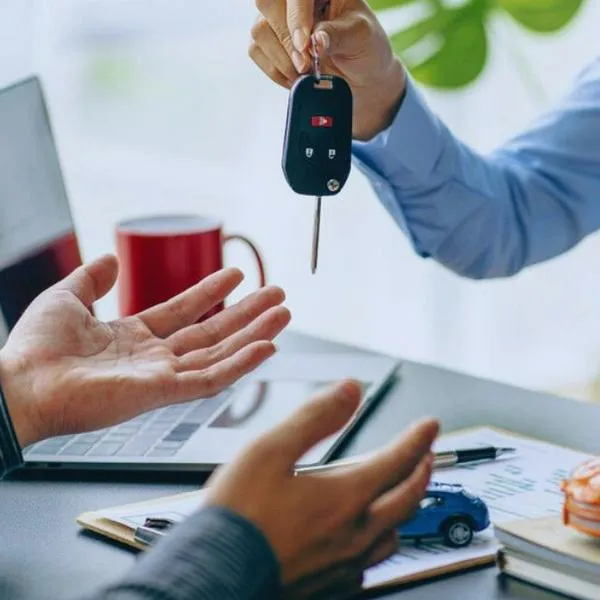 La compra de carros nuevos para estratos 1, 2 y 3 está más lejos que nunca, según el periodista José Clopatofsky, que explicó situación con créditos.