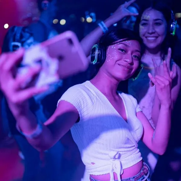 Foto de fiesta nocturna, en nota sobre cuáles son las tres mejores ciudades de Latinoamérica para salir de noche, según IA