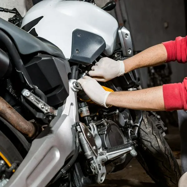 Empujar la moto si se queda sin batería sí es una solución.