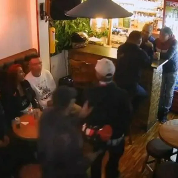 Trágica muerte en bar de Bogotá: hombre fue asesinado por sicario mientras tomaba algunas cervezas. El delincuente le propinó varios disparos. 