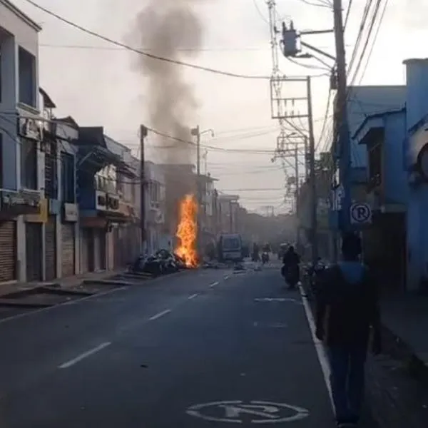 Así se vio el atentado con una moto bomba en Jamundí, donde 2 policías resultaron heridos