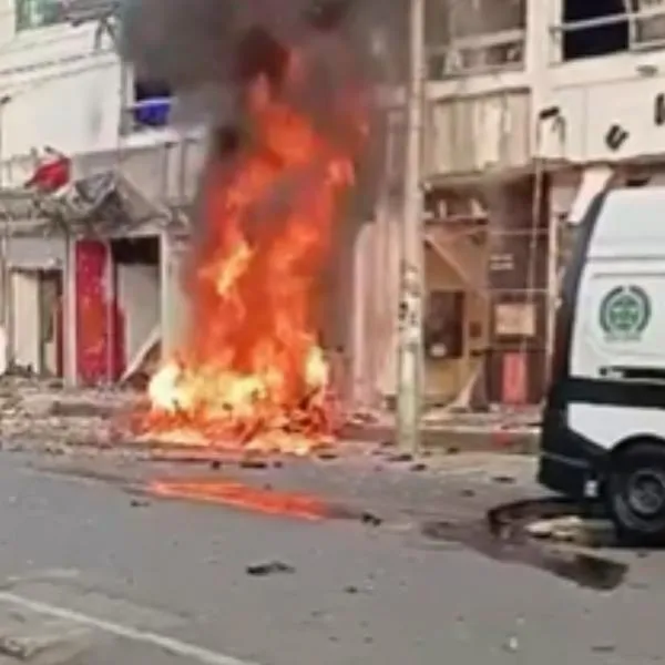 Explosión de moto en Jamundí: testigo dice que "la guerrilla nos tiene jodidos". En el hecho dos policias resultaron heridos y hay pánico en la zona. 