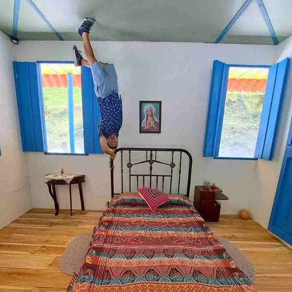Foto de turista en casa de Q'inti, en nota de cómo es la casa al revés en Córdoba (Quindío), pueblo sin asesinatos en Colombia